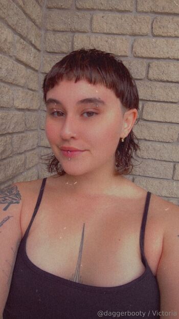 Victori / daggerbootyfree nude photo #2