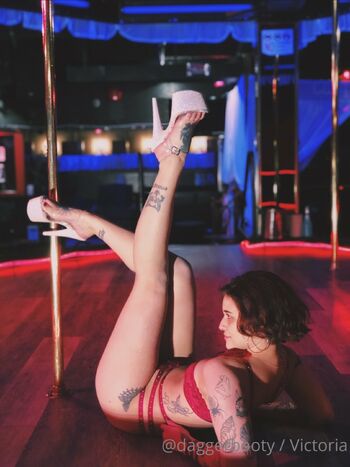 Victori / daggerbootyfree nude photo #3