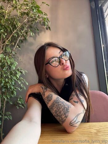 Sofia Lynn / daily_sofi nude photo #14
