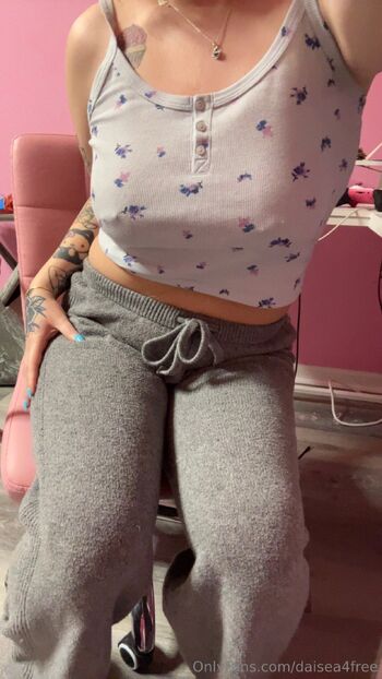 SNEAKY STUDENT / daisea4free / nawdeee nude photo #10