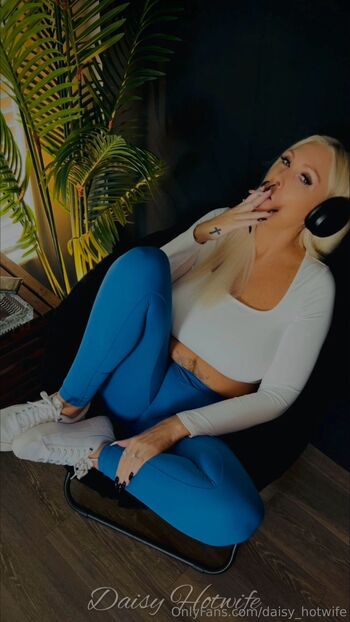 Daisy Hotwif / daisy_hotwife / daisylicious305 nude photo #9