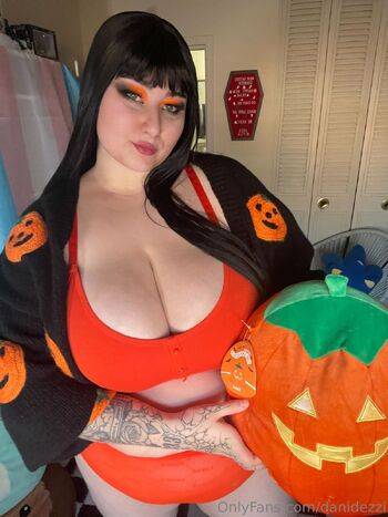 dani dezzi / danidezzi / daniisinyourphone / daniisonline / daniisoffline / daniislivestreaming nude photo #5