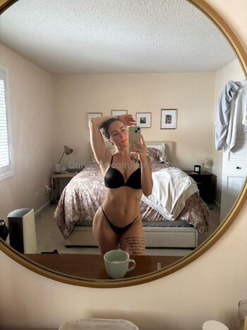 Dan / danidrishti / dellaine_yoga nude photo #5