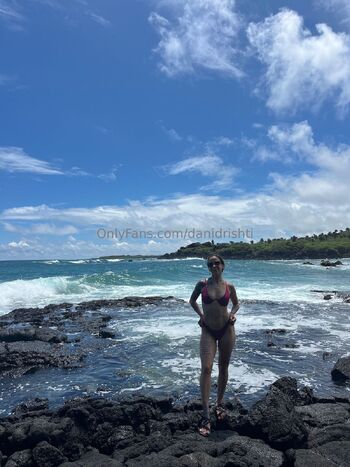 Dan / danidrishti / dellaine_yoga nude photo #12