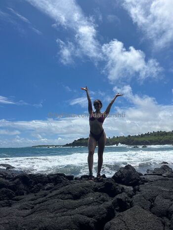 Dan / danidrishti / dellaine_yoga nude photo #13