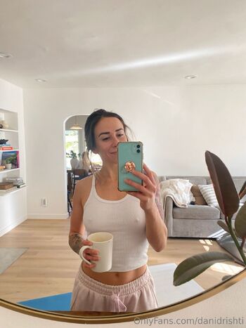 Dan / danidrishti / dellaine_yoga nude photo #20