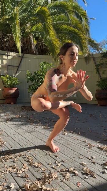 Dan / danidrishti / dellaine_yoga nude photo #23