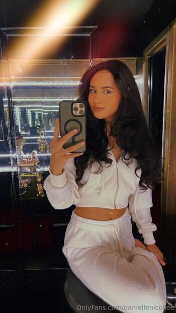 Danielle Nicol / daniellenicollee nude photo #13