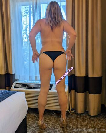 Dani Sexy MILF Next Doo / danigirl866free / danigirl866 nude photo #1