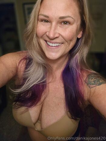 Danik / danikajones420 nude photo #3