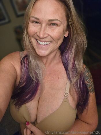 Danik / danikajones420 nude photo #7