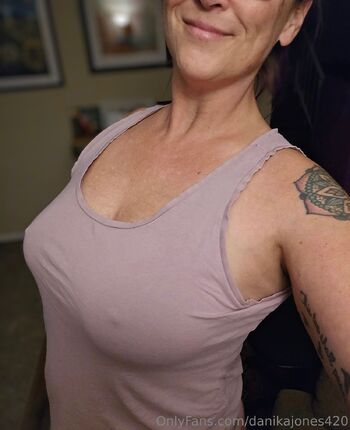 Danik / danikajones420 nude photo #9