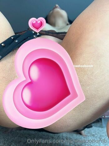 Denis / denisetoobomb nude photo #1