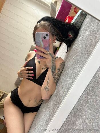 Vanessa / diekleinevanessa nude photo #14
