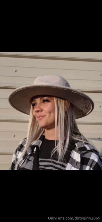 Brandi-Lyn / dirtygirl42069 nude photo #8