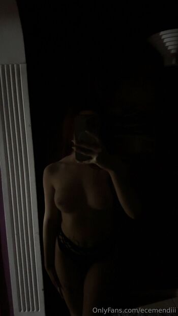 ec / ecemendiii nude photo #3