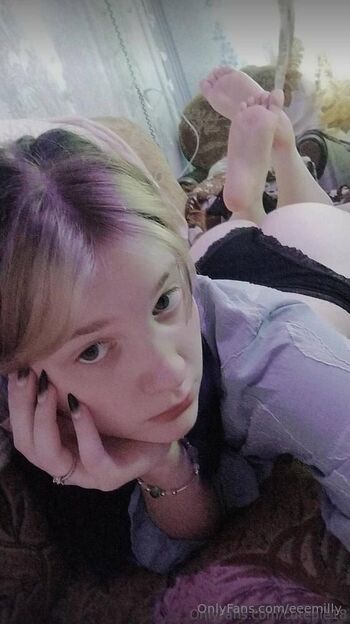 Emily / eeemilly nude photo #27