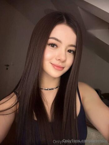 Emily / eeemilly nude photo #31