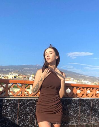 Ella Ralph / ellaralphsfree nude photo #1