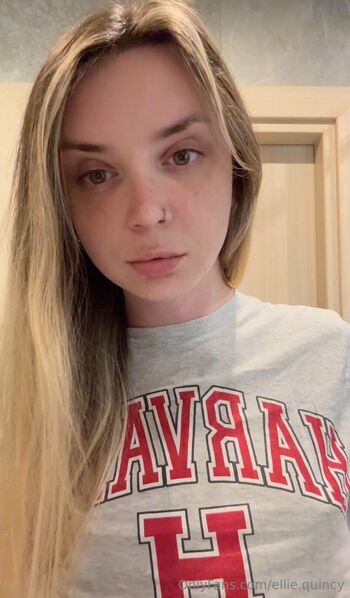 elli / ellie.quincy nude photo #1