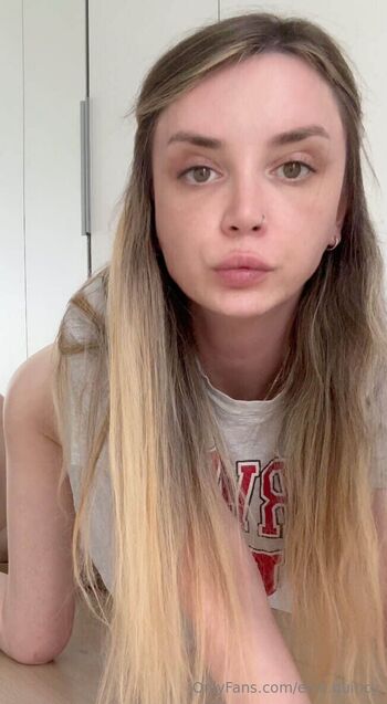 elli / ellie.quincy nude photo #3