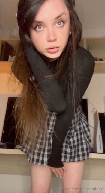 elli / ellie.quincy nude photo #7