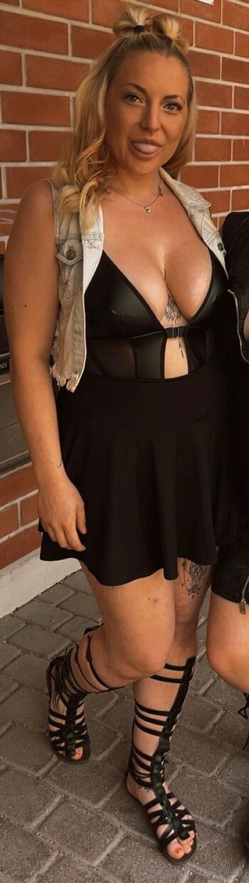 Carolin / ellitellivip nude photo #9