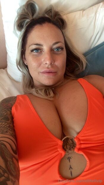 Carolin / ellitellivip nude photo #31