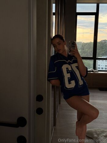 𝐸𝑀𝐼𝐿𝐼𝒜 / emiliallure nude photo #35