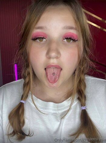 Emil / emilyix nude photo #2