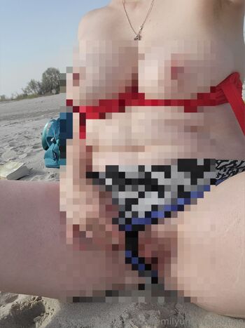 Emily Emerald FREE / emilyuncoveredfree nude photo #3