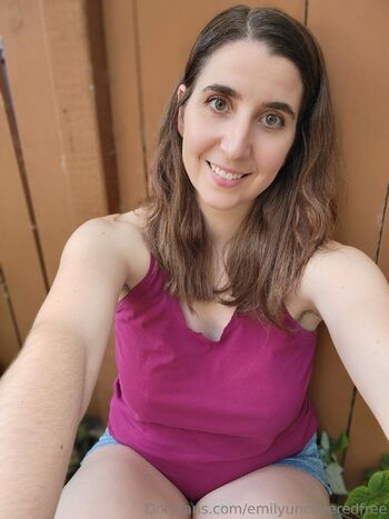 Emily Emerald FREE / emilyuncoveredfree nude photo #5