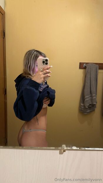 E / emilyvonn nude photo #11