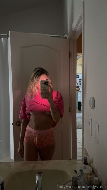 E / emilyvonn nude photo #21