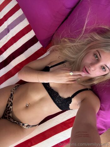 Emily Marie / emilyycarp nude photo #7