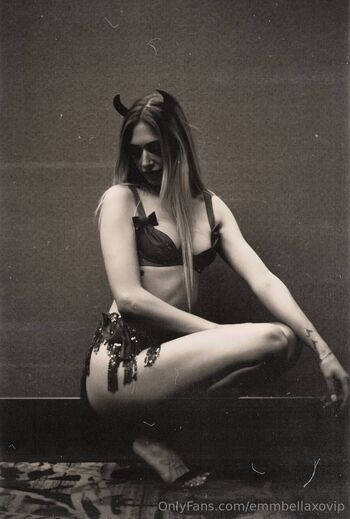 emm / emmbellaxovip nude photo #4