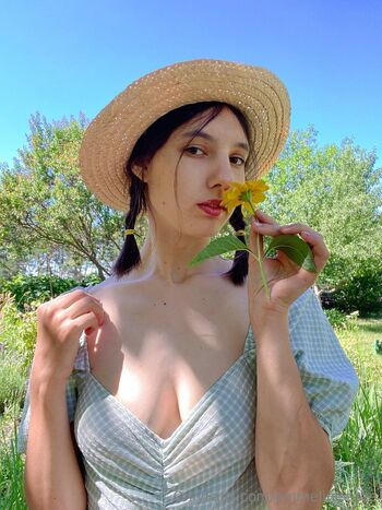 Emmeline / emmelineeeee nude photo #1