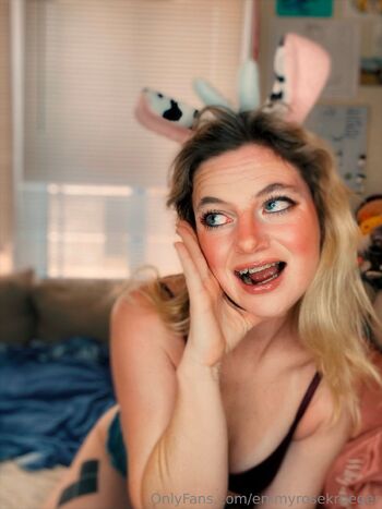 Emil / emmyrosekrueger nude photo #2