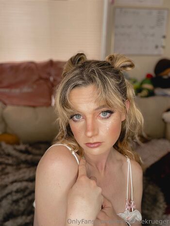 Emil / emmyrosekrueger nude photo #6