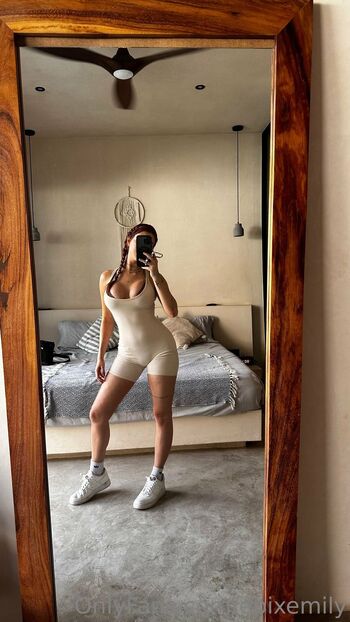 Emily Ros / epixemily nude photo #2