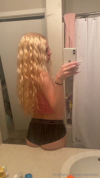 Ev / evabrookss nude photo #3