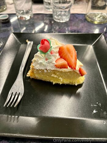 Evely / evelyn.miller nude photo #6