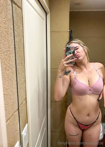 Evie / eviecutie nude photo #3