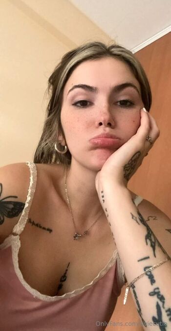 Evie / eviecutie nude photo #6