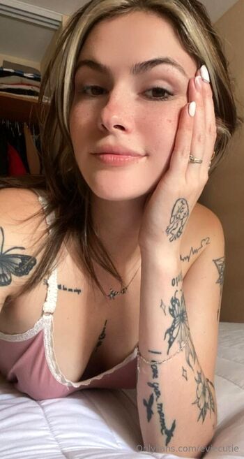Evie / eviecutie nude photo #8