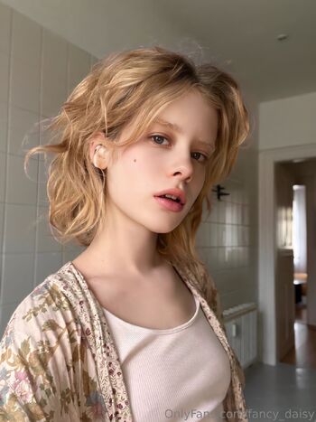 Meo / fancy_daisy nude photo #34