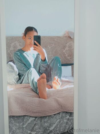 Princess Melani / feetofmelanie nude photo #3