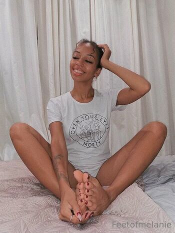 Princess Melani / feetofmelanie nude photo #9