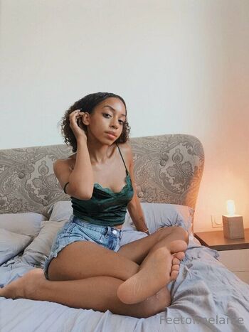 Princess Melani / feetofmelanie nude photo #13