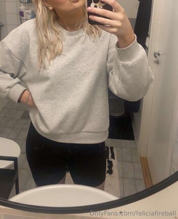 Your personal playdoll is online now / feliciafireball nude photo #4